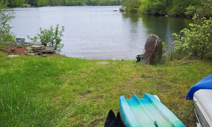 Lincoln Cottage | Lovely Lakefront private 2-bedroom cottage with WiFi in Lincoln