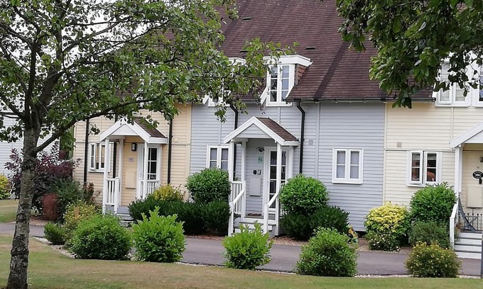 South Cerney House | Lovely Lakeside lodge for families and friends
