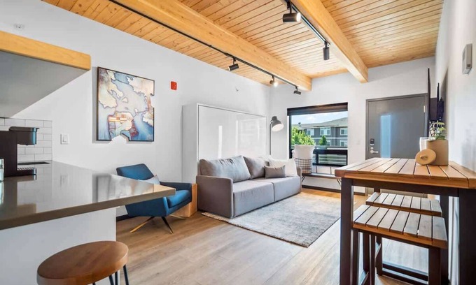 West Central Apartment | Lovely loft close to Kendall Yards Suite-2