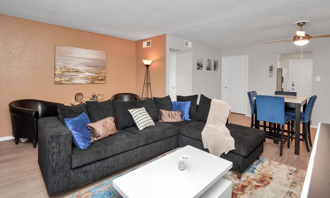 Brookhollow Apartment | Lovely Luxury amenities 💜 near Galleria 🥰Turkey Leg Hut😊 Downtown