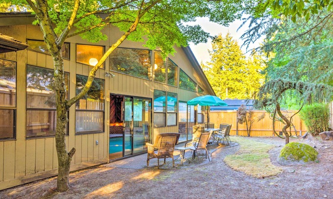 Puyallup House | Lovely Manorwood Home w/Private Indoor Pool!
