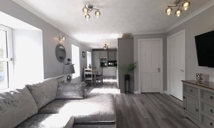 Hunspow Apartment | Lovely Modern Flat in Castletown, Highlands