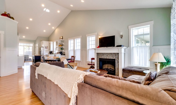 Nehalem House | Lovely Modern Home with Private Hot Tub and WiFi Near the Bay - Dog-Friendly
