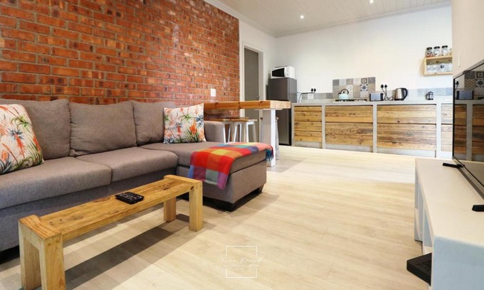 Cape Saint Francis Apartment | Lovely new flat near restaurants and beach with solar - free wifi and DSTV