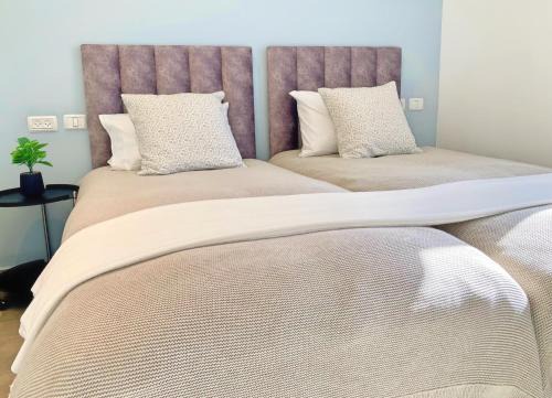 Nachlaot Apartment | Lovely New Private Duplex in Prime City Center location
