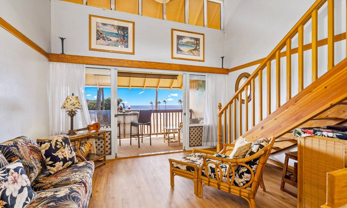 Maunaloa Apartment | Lovely oceanfront escape near beach with lanai, pool & W/D