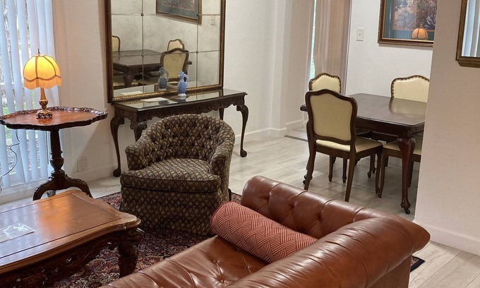 Oak Lawn Apartment | Lovely one bedroom with off-street parking.