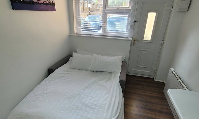Thamesmead Apartment | Lovely Private Studio Apartment in Thamesmead by Thames Riverside