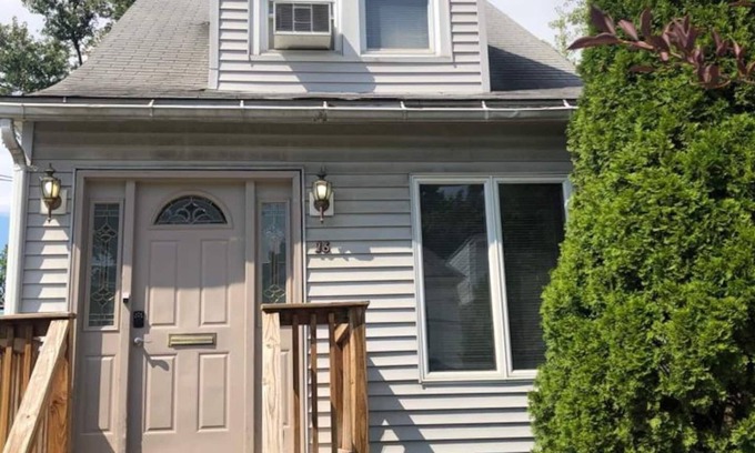 Albany House | LOVELY RENOVATED 2 BEDROOM HOME WITH FREE PARKING