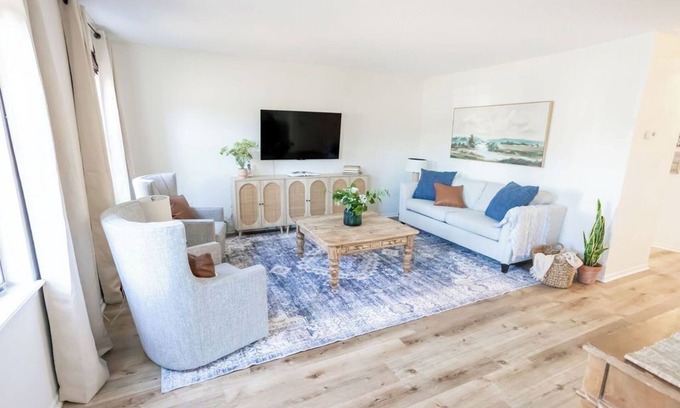 Columbia House | Lovely Restored 3-bedroom patio house near Lex Med Center