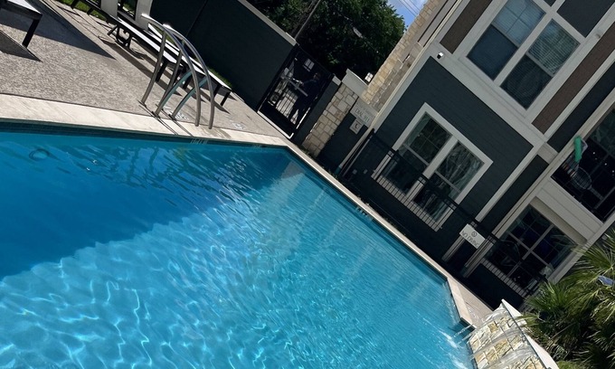 Brookhollow House | Lovely romantic couple stay apartment