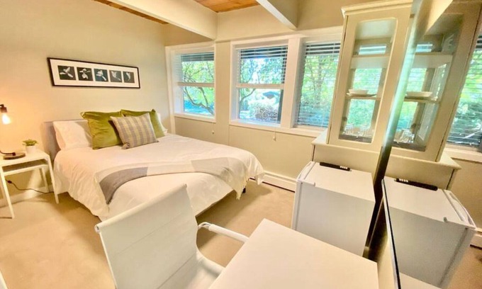 Caulfeild House | Lovely room in Cedar Woods!