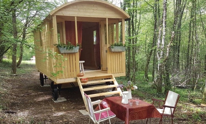 Sougeres-en-Puisaye Cabin | Lovely shepherds hut in chauminet