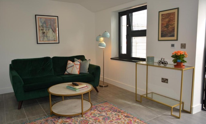 Oxford Apartment | Lovely & Spacious 2-Bedroom Apartment with Balcony and Free Parking