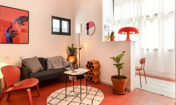 Haifa Apartment | Lovely Studio Apt with Exquisite Crimson Interior near Talpiot Market