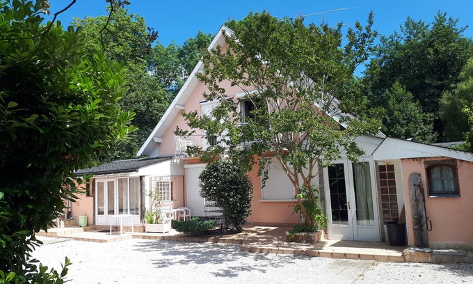 Odos Apartment | Lovely T3 in the greenery with terrace and pkg, 5 minutes from Tarbes center