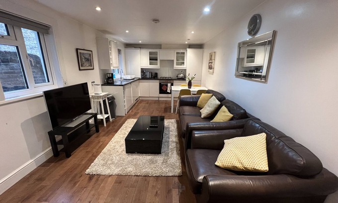 Ferndale Apartment | Lovely two bedroom garden flat in London