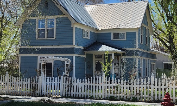 Paonia House | Lovely Victorian house in Paonia: walk to town, the park, and the river.