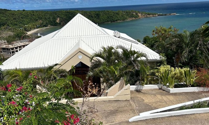 Saint David's Villa | Lovely villa overlooking the beautiful La Sagesse Bay.