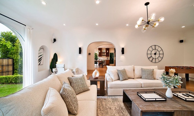 Carthay Circle House | Lovely Villa w/hot tub - 5 min from The Grove