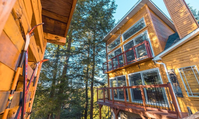 Pointe-au-Chene Ski Chalet | ❤️❤️❤️ LoveNestChalet | Hot Tub, Fireplace & BBQ ❤️ Lake & Mountain ❤️❤️❤️