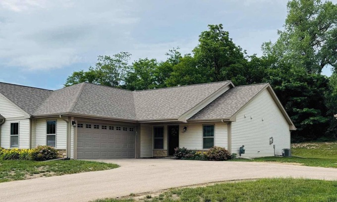 Loves Park Condo | Loves Park Condo: King Bed, Near Water Parks & More!