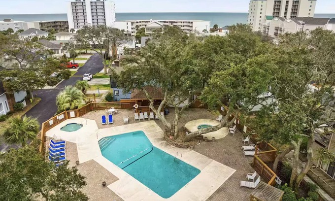 Windy Hill House | LOW Key by the Beach: 3BR/2BA steps to sand & pool