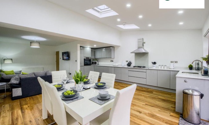 Coventry Apartment | LOW rate SPECIAL DEAL for a 3 Bedroom house with 2 Baths- near Coventry Community Centre and War Memorial Park with Parking and FREE unlimited Wi-fi - ARC