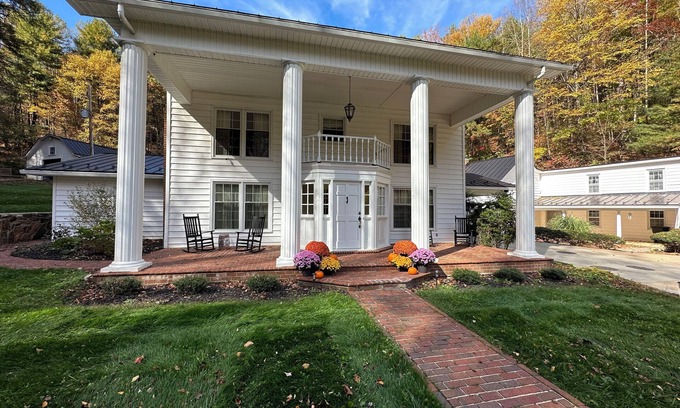 Stuart House | Lowell's Hollow countryside estate nestled in Virginia's Blue Ridge Mountains