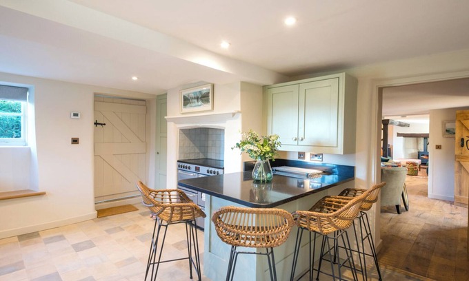 Ebbesborne Wake Cottage | Luxury Interior Designed Retreat ❃ w/Tennis Court, Garden and Rural Views