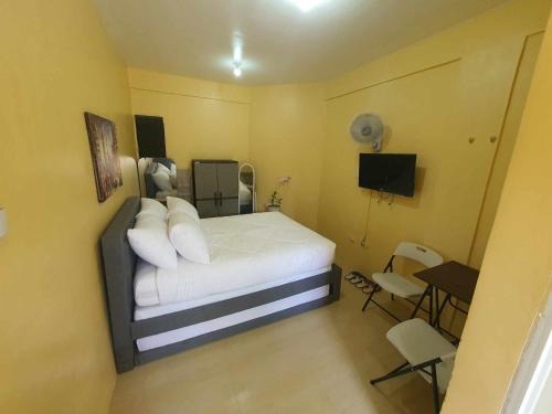 Lucena Apartment | Lucena Meg's Studio Apmnt Deluxe rm-Near SM-Wifi