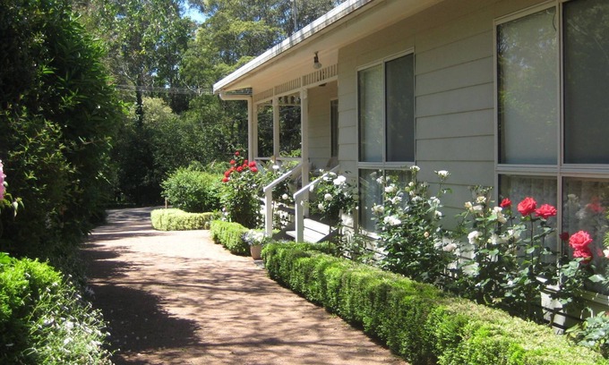 Burrawang Cottage | Lucindale lovely cottage garden