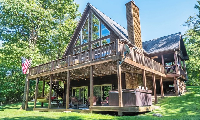 Mountainside House | Lucky 12 | Centrally Located, Lake Access, Hot Tub