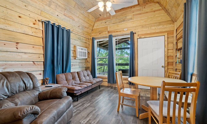 Glenwood Cabin | Lucky's Canoe & Kayak Cabin #1 - Caddo River Access!