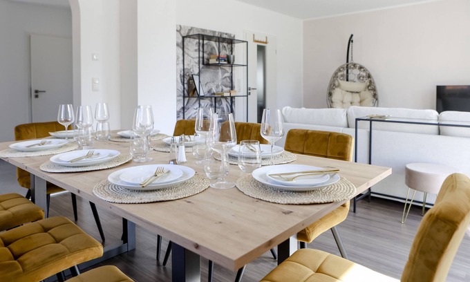 Richard-Strauss-Straße Apartment | Lumen Homes - Design-apt. Nahe Audi und Altstadt, 3 Zimmer, Netflix