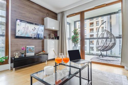 Mirow Apartment | Lumina apartment with parking near Muzeum Powstania