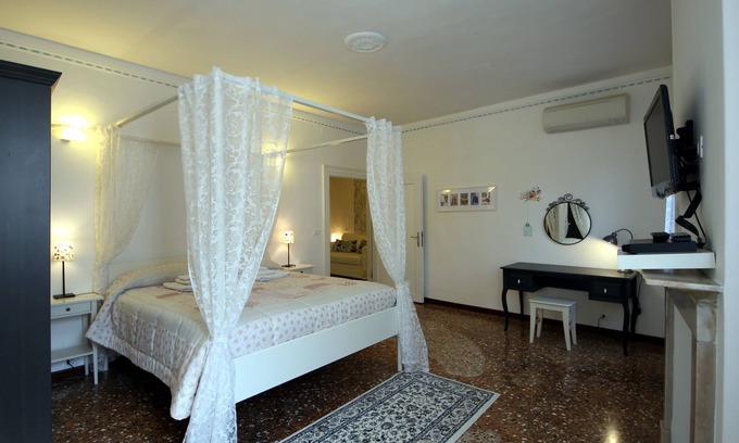 Castello Apartment | Luminous apartment with garden