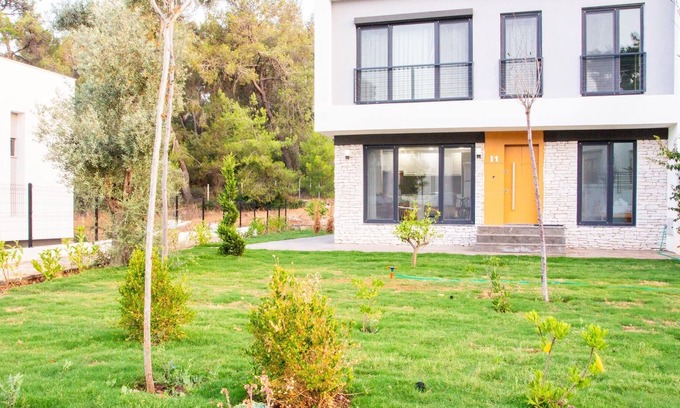 Milas House | Luminous House w Garden 5 min to Beach in Milas