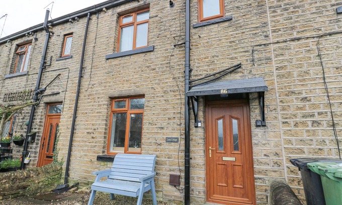 Honley Cottage | LUNA COTTAGE, pet friendly, with a garden in Holmfirth