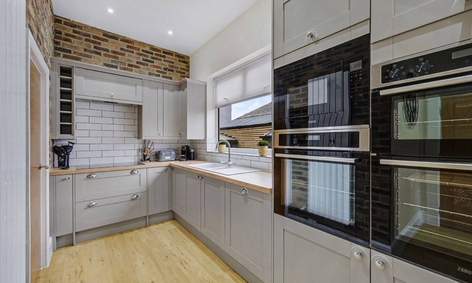 Newland Near Ulverston House | Lund House - Ulverston - 6-Bedrooms, Ideal for Family Holidays or Groups