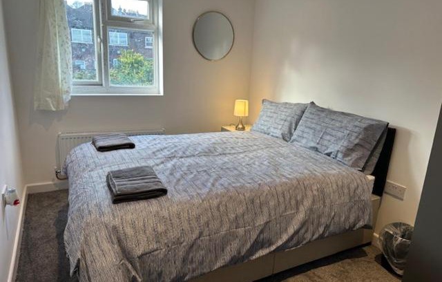 Luton House | Luton Homestay - Near AIRPORT & Train Station, High Speed Internet