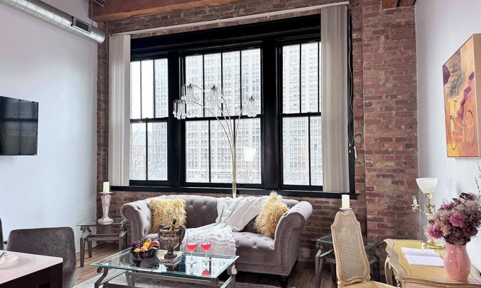 Near South Side Apartment | Luxéry Stay "Paris Themed" Downtown/McCormick/Wintrust Area