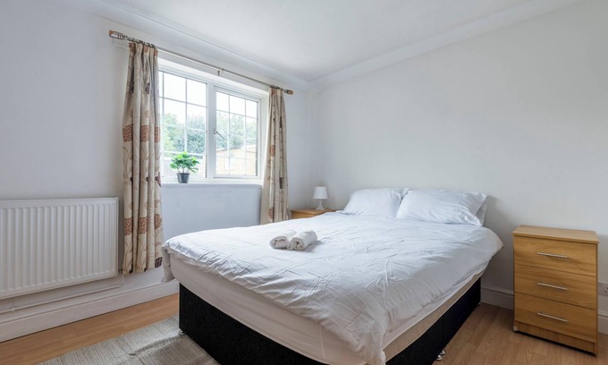 Shadwell House | Lux 3BR City Home near Tower Bridge w/Free Parking