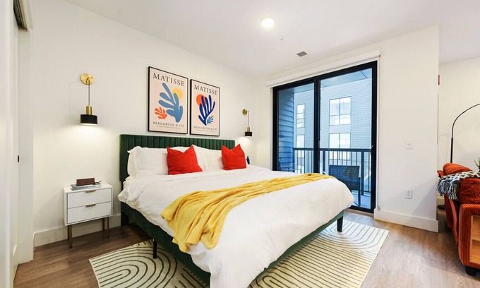 East Liberty Apartment | Lux King Bed | Free Parking + Gym | UPMC+CMU+Pitt