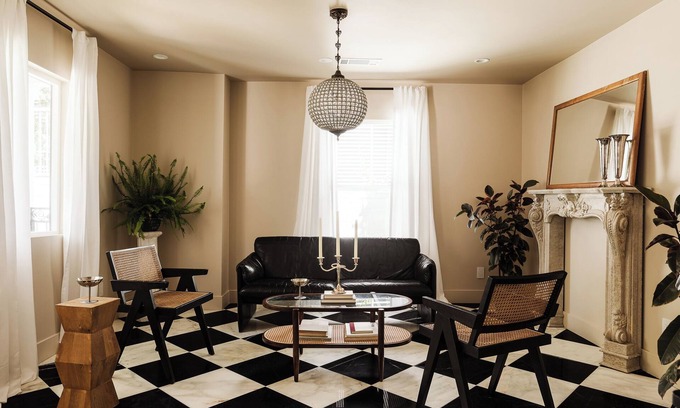 Hollywood House | LUX Marvelous 4-bedroom house in Los Angeles with Private Gate and Patio