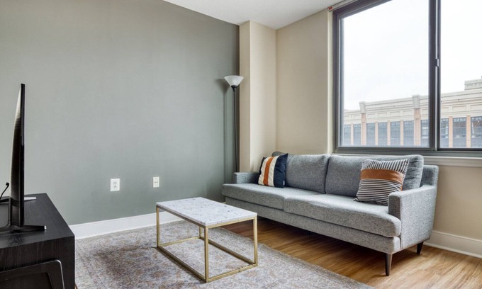 Mount Vernon Triangle Apartment | Lux Mount Vernon 1BR w/Gym & Pool near Convention Center, by Blueground