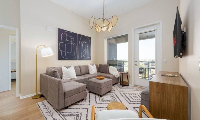 North Park Apartment | Lux Penthouse~King Beds~Workspaces~Parking~ Near Zoo, Balboa Park!
