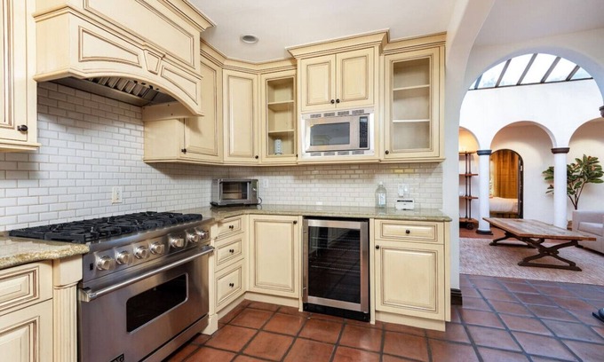 Carthay Circle House | Lux Spanish Style Mansion 4BD+BA Jacuzzi,Dog House