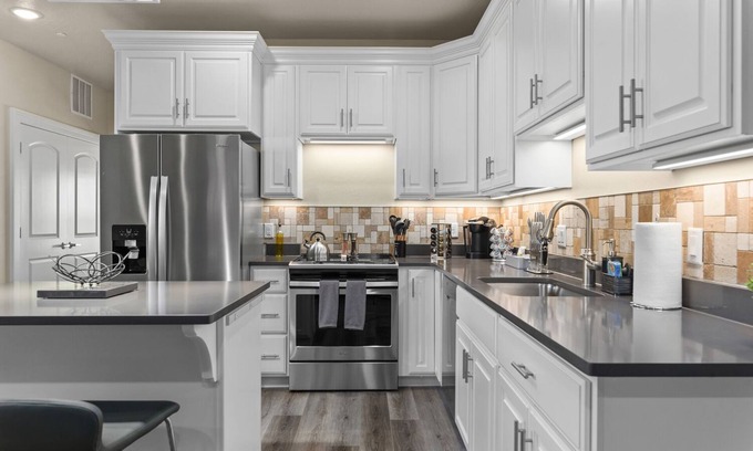 Joaquin Apartment | Lux | Step Free | 400+ WiFi | King bed | BYU