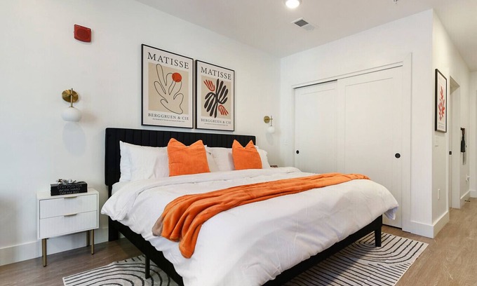 East Liberty Apartment | LUX - Studio + King Bed + Gym + Free Parking